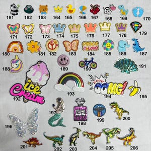 Peut inclure: Une collection de patchs d&eacute;coratifs avec divers motifs, notamment des animaux, des couronnes, des papillons et une glace. Les patchs sont de diff&eacute;rentes couleurs et en tissu.