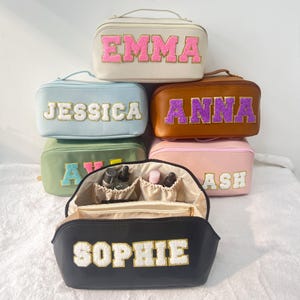 Bolsa de maquillaje de cuero personalizada, bolsa de cosméticos con nombre y letras de chenilla personalizada, regalos de dama de honor, regalo de despedida de soltera, regalo para novia