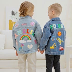 Anpassad barnjeansjacka: Personlig chenille-jeansjacka med bokstav och namn för småbarn