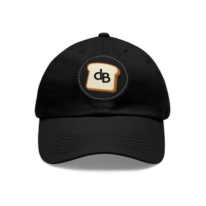 Puede incluir: Gorra de béisbol negra con un parche de pan blanco con las letras "DB" en negro.