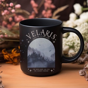 Velaris Kaffeetasse, Stadt des Sternenlichts, ACOTAR Merch, Nachtgericht Becher, Gericht der Träume, Rhysand-Zitate, Sarah J Maas Kleidung, Buch-Liebhaber-Geschenk