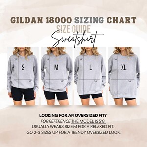 Puede incluir: Una gu&iacute;a de tallas para sudaderas Gildan 18000. La imagen muestra cuatro modelos con sudaderas grises en tallas S, M, L y XL. Las medidas se proporcionan en pulgadas. El texto en la parte inferior aconseja sobre c&oacute;mo lograr un ajuste oversize.