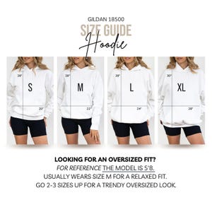 Puede incluir: Gu&iacute;a de tallas para sudaderas con capucha Gildan 18500, que muestra cuatro tallas diferentes: S, M, L y XL. La modelo lleva una talla M y mide 1,73 m. Las medidas est&aacute;n en pulgadas.