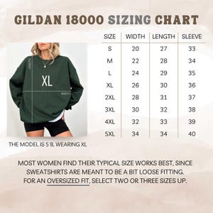 Puede incluir: Sudadera verde oscuro Gildan 18000 con etiqueta de talla XL. La imagen incluye una tabla de tallas con medidas en cm para ancho, largo y largo de manga. La modelo mide 1,73 m y usa XL. El texto aconseja seleccionar dos o tres tallas m&aacute;s para un ajuste oversize.
