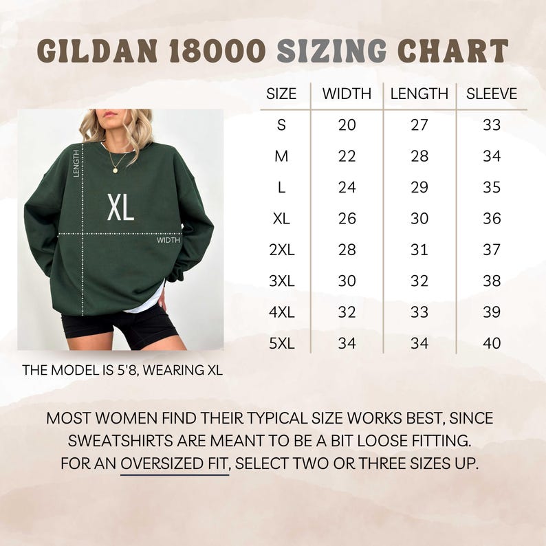 Puede incluir: Sudadera verde oscuro Gildan 18000 con etiqueta de talla XL. La imagen incluye una tabla de tallas con medidas en cm para ancho, largo y largo de manga. La modelo mide 1,73 m y usa XL. El texto aconseja seleccionar dos o tres tallas m&aacute;s para un ajuste oversize.