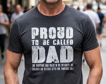 Camiseta con Proverbios 20:7 "Orgulloso de ser llamado papá" / Ropa cristiana para hombre, regalo para el Día del Padre, camiseta con versículo bíblico