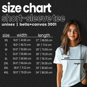 Puede incluir: Una tabla de tallas para una camiseta unisex de manga corta Bella+Canvas 3001 sobre un fondo negro. La tabla enumera las tallas de XS a 4XL con las medidas de ancho y largo en pulgadas y cent&iacute;metros, junto a una gu&iacute;a visual en una camiseta.