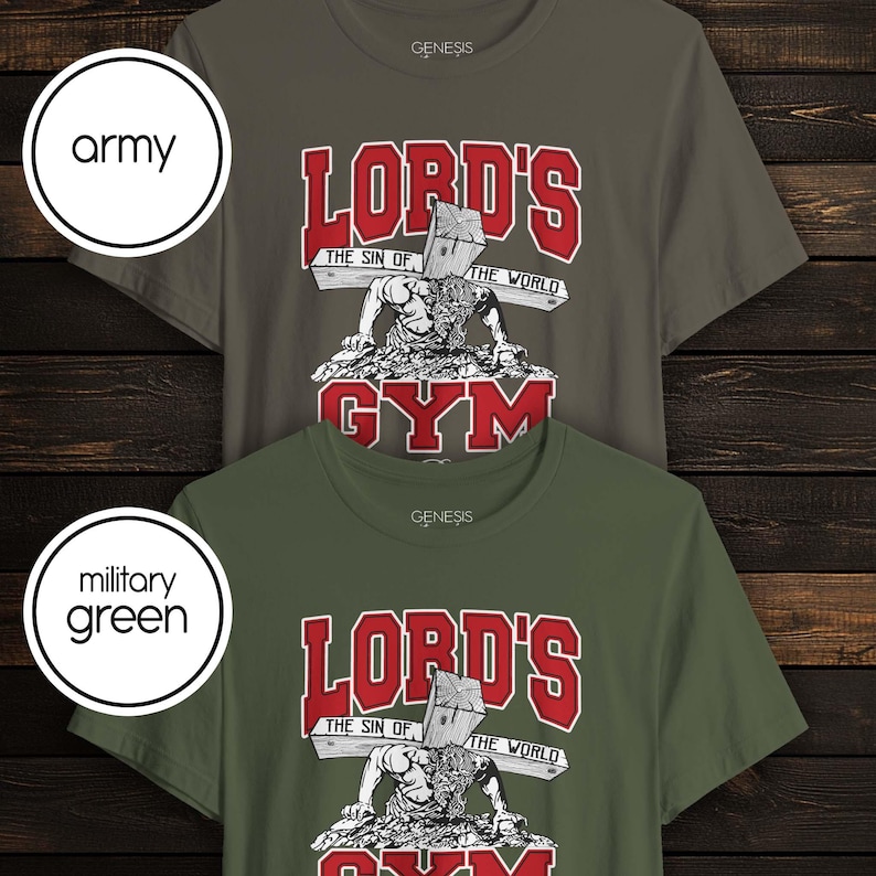 Puede incluir: Dos camisetas de manga corta y cuello redondo en colores verde ej&eacute;rcito y verde militar. El gr&aacute;fico muestra una figura haciendo flexiones con una cruz de madera en la espalda, con el texto "LORD'S GYM" y "THE SIN OF THE WORLD" en rojo y blanco.