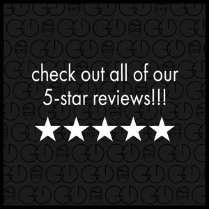 Puede incluir: Un gr&aacute;fico gris oscuro con un patr&oacute;n repetitivo de logotipos circulares con una cara que lleva gafas. El texto "check out all of our 5-star reviews!!!" est&aacute; centrado en blanco sobre una fila de cinco estrellas blancas de cinco puntas.