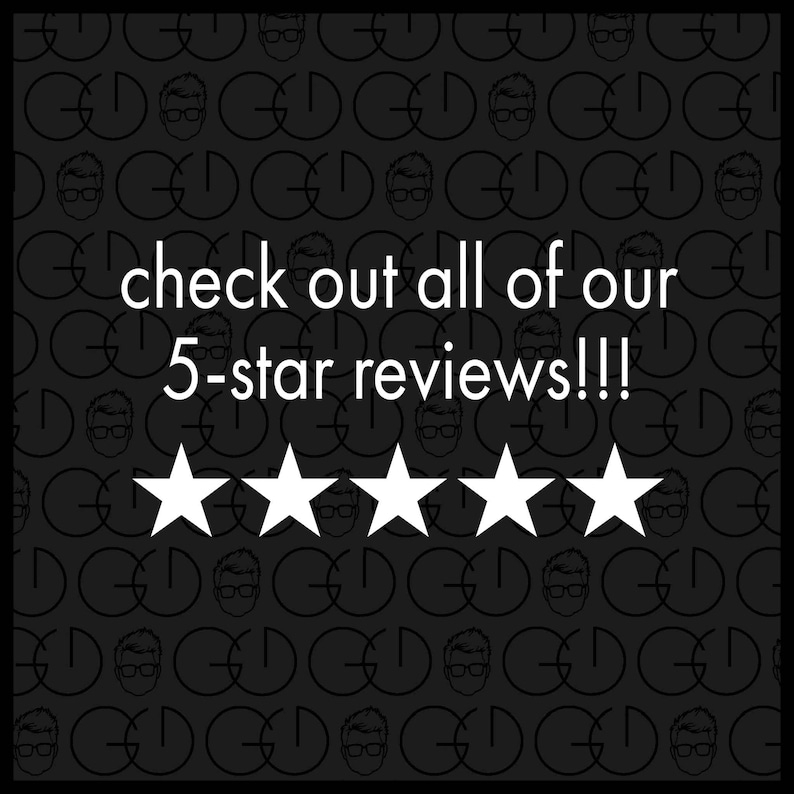 Puede incluir: Un gr&aacute;fico gris oscuro con un patr&oacute;n repetitivo de logotipos circulares con una cara que lleva gafas. El texto "check out all of our 5-star reviews!!!" est&aacute; centrado en blanco sobre una fila de cinco estrellas blancas de cinco puntas.