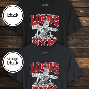 Puede incluir: Dos camisetas de manga corta en negro y negro vintage. El gr&aacute;fico muestra una figura empujando una cruz de madera con el texto rojo "LORD'S GYM" y el texto blanco "THE SIN OF THE WORLD" impresos sobre y bajo la ilustraci&oacute;n central.