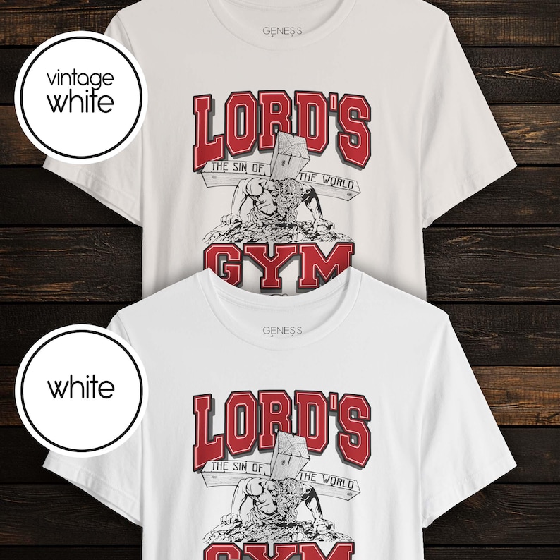 Puede incluir: Dos camisetas de manga corta y cuello redondo en blanco vintage y blanco. El gr&aacute;fico presenta el texto rojo LORD'S GYM con una ilustraci&oacute;n en blanco y negro de una figura cargando una cruz de madera, con el texto THE SIN OF THE WORLD.