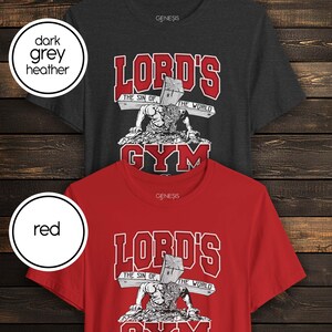 Puede incluir: Una camiseta gris jaspeado oscuro y una roja, ambas con un estampado gr&aacute;fico de una figura cargando una cruz de madera. El texto "LORD'S GYM" aparece en letras grandes rojas o blancas, con "THE SIN OF THE WORLD" impreso sobre la cruz.