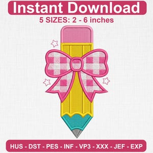 Könnte beinhalten: Ein Stickmuster eines gelben Bleistifts mit rosa Radiergummi, türkisfarbener Spitze und einer rosa-weiß karierten Schleife. Der Text lautet Instant Download, 5 SIZES: 5 - 15 cm, und HUS - DST - PES - INF - VP3 - XXX - JEF - EXP.