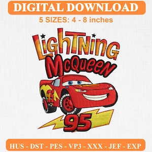 Könnte beinhalten: Digitales Stickmuster zum Download mit dem Text Lightning McQueen in Orange und Rot, einem roten Rennwagen mit der Nummer 95 und einem gelben Blitz. Enthält 5 Größen von 4 bis 8 Zoll sowie die Dateiformate HUS, DST, PES, VP3, XXX, JEF, EXP.