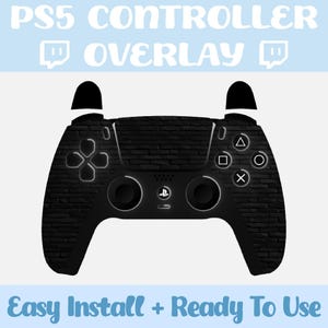 Può includere: Sovrapposizione per controller PS5 nera con un design a motivo di mattoni. La sovrapposizione presenta pulsanti illuminati bianchi e il testo "PS5 CONTROLLER OVERLAY" e "EASY INSTALL + READY TO USE".