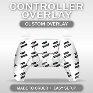 Puede incluir: Superposición de controlador blanca con el texto "CONTROLLER OVERLAY" y "CUSTOM OVERLAY". El controlador está cubierto con las palabras "YOUR DESIGN". La parte inferior de la imagen dice "MADE TO ORDER • EASY SETUP".