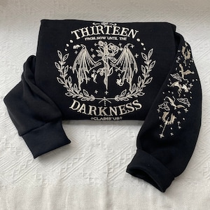 Der dreizehne Thron des Glases besticktes Sweatshirt, Von nun bis zur Dunkelheit fordert uns besticktes Sweatshirt, Bücherwurm Geschenk