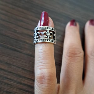 Colgante cilíndrico FLEU De Lis en PLATA DE LEY 925. Joya unisex francesa elaborada en plata de ley 925, estilo hip hop boho.