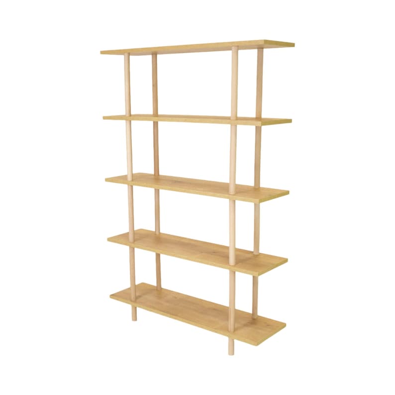 Op de afbeelding: Een licht houten boekenkast met vijf planken en vier verticale steunen. De planken zijn allemaal even groot en gelijkmatig verdeeld.