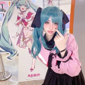 Hatsune Miku Cosplay Wig Aqua Blue Twin Tails Long Lolita Wig Vocaloid Costume Hair Heat Resistant Anime Wig for Women Men Girls Cosplayer
