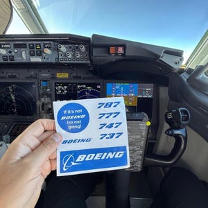 Puede incluir: Un conjunto de cuatro pegatinas azules y blancas con el logotipo de Boeing y el texto "Si no es Boeing, no voy!" y los números 787, 777, 747 y 737.