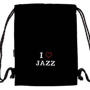 Könnte beinhalten: Schwarze Kordelzugtasche mit einer weißen Grafik, auf der "I love Jazz" mit einem roten Herzen steht.