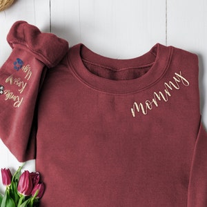 Mama Embroidered Sweatshirt, Custom Mama Shirt With Kids Names, Heart On Sleeve, Pregnancy Reveal Hoodie Gift For New Mom, Mother's Day Gift zdjęcie 1