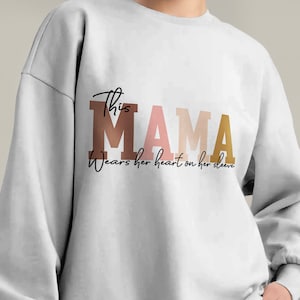 Custom This Mama Wears Her Heart On Her Sleeve Sweatshirt, Personalized Mom Hoodie With Kids Names, Cute Momma Outfit, Mothers Day Gift Idea zdjęcie 2