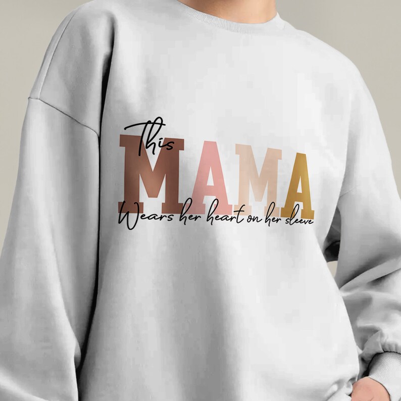 Custom This Mama Wears Her Heart On Her Sleeve Sweatshirt, Personalized Mom Hoodie With Kids Names, Cute Momma Outfit, Mothers Day Gift Idea zdjęcie 2