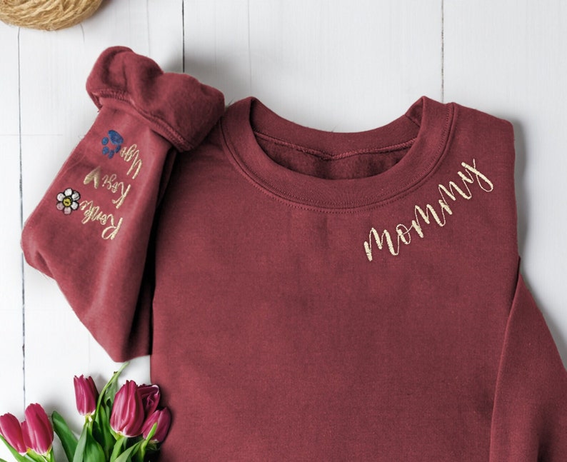 Mama Embroidered Sweatshirt, Custom Mama Shirt With Kids Names, Heart On Sleeve, Pregnancy Reveal Hoodie Gift For New Mom, Mother's Day Gift zdjęcie 1