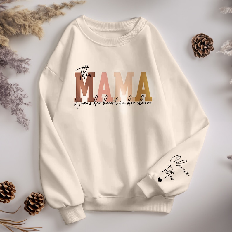 Custom This Mama Wears Her Heart On Her Sleeve Sweatshirt, Personalized Mom Hoodie With Kids Names, Cute Momma Outfit, Mothers Day Gift Idea zdjęcie 5