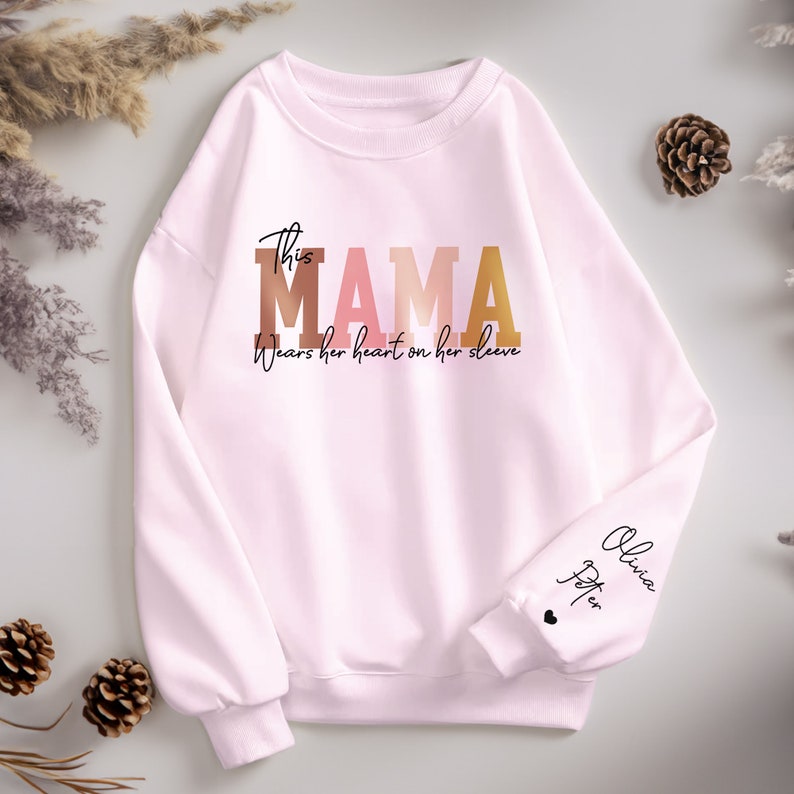 Custom This Mama Wears Her Heart On Her Sleeve Sweatshirt, Personalized Mom Hoodie With Kids Names, Cute Momma Outfit, Mothers Day Gift Idea zdjęcie 4