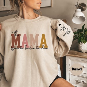 Custom This Mama Wears Her Heart On Her Sleeve Sweatshirt, Personalized Mom Hoodie With Kids Names, Cute Momma Outfit, Mothers Day Gift Idea zdjęcie 7