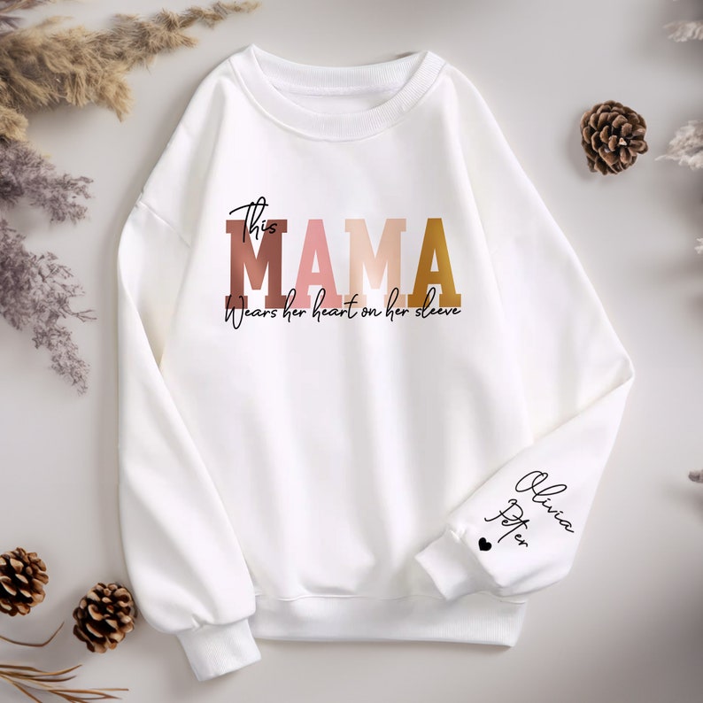 Custom This Mama Wears Her Heart On Her Sleeve Sweatshirt, Personalized Mom Hoodie With Kids Names, Cute Momma Outfit, Mothers Day Gift Idea zdjęcie 6