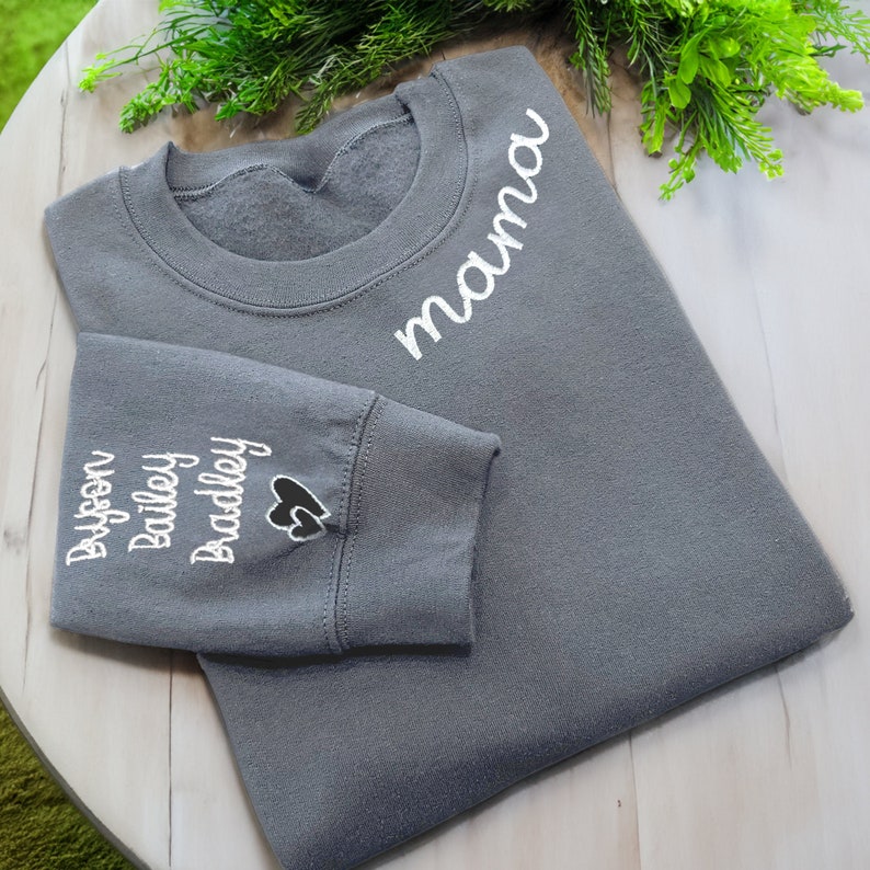 Mama Embroidered Sweatshirt, Custom Mama Shirt With Kids Names, Heart On Sleeve, Pregnancy Reveal Hoodie Gift For New Mom, Mother's Day Gift zdjęcie 5
