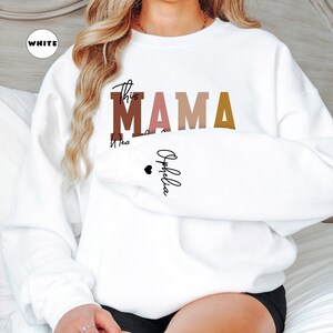 Custom This Mama Wears Her Heart On Her Sleeve Sweatshirt, Personalized Mom Hoodie With Kids Names, Cute Momma Outfit, Mothers Day Gift Idea zdjęcie 3