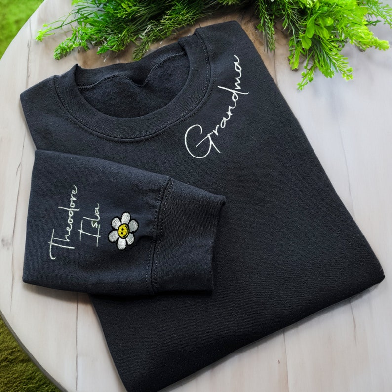 Mama Embroidered Sweatshirt, Custom Mama Shirt With Kids Names, Heart On Sleeve, Pregnancy Reveal Hoodie Gift For New Mom, Mother's Day Gift zdjęcie 4