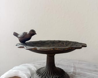 Mangiatoia per uccelli vintage in ghisa. Molto carina da usare come ciotola raccogli-uccelli su piedistallo.