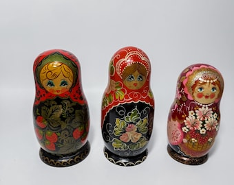 Bonecas russas Matryoshka de madeira, empilháveis e pintadas à mão.