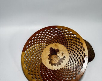 Cuenco de madera vintage hecho a mano, tallado a mano, con motivos de encaje calado e incrustaciones florales.