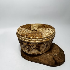 Vintage Round Hand Crafted Woven Basket with Lid, Natural Woven Trinket Bakset Storage Dish