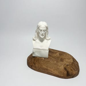 Estatua de cabeza de Jesucristo de alabastro vintage sobre mármol blanco