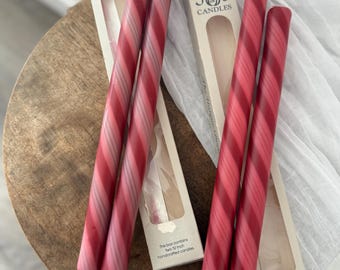 Velas cónicas vintage de colores. Juego de 2 velas cónicas de 30 cm (12") con diseño de remolino de rayas rojas y rosas. Duración de 12 horas. Caja J&S.