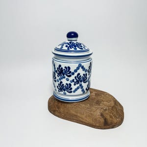 Vintage Blue and White Asian / Oriental / Chinese Porcelain Jar with Lid