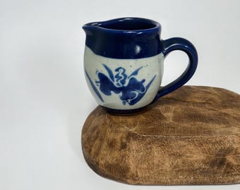 Jarra vintage con esmalte de sal azul cobalto, jarra pequeña para crema, jarra firmada por el artista Wolf