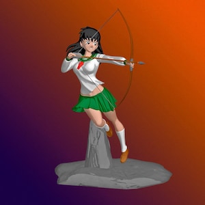 Puede incluir: Una figura impresa en 3D de un personaje femenino de anime con cabello negro, vistiendo una camisa blanca y una falda verde, sosteniendo un arco y una flecha. Está de pie sobre una base de roca gris.