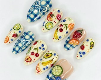 Unghie finte con frutta dipinta a mano - Unghie estive da picnic a quadretti