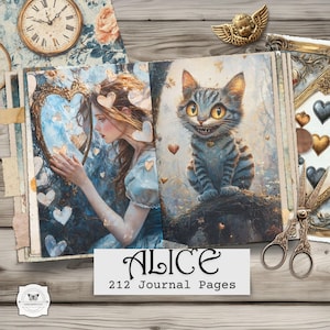 Könnte beinhalten: Ein illustriertes Journal mit Szenen aus Alice im Wunderland. Die Doppelseite zeigt ein Mädchen mit einem herzförmigen Spiegel und die Grinsekatze. Das Journal trägt den Text "ALICE 212 Journal Pages". Dekorative Elemente sind eine Uhr und ein Engel.