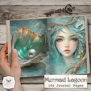 Op de afbeelding: Open journal met een zeemeermin illustratie en een parel in een schelp. De kaft van het journal bevat de tekst "Mermaid Lagoon" en "166 Journal Pages". Een vintage sleutel ligt op het houten oppervlak.